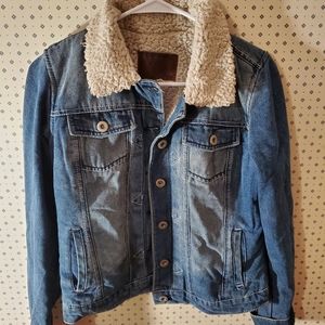 Semi demi washed Jean jacket with a fuzzy inside.